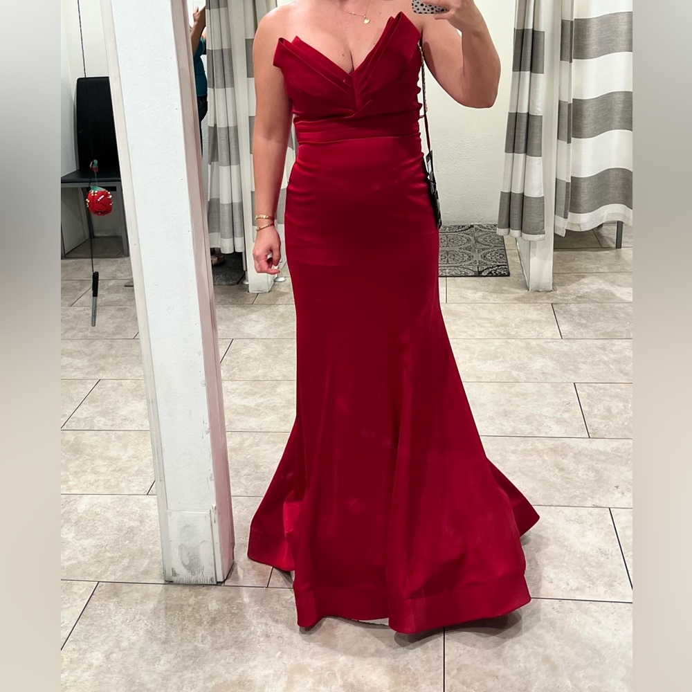 Stunning Red Gown. Brand New! Size 8